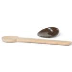 Cucchiaio - di legno L 30 cm + poggia-cucchiaio in porcellana di Ferm Living - Legno naturale - Ceramica/Legno