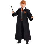 Harry Potter - Ron Weasley, personaggio da collezionare alto 27 cm, con uniforme di Hogwarts, morbido mantello e bacchetta di Grifondoro inclusi, giocattolo per bambini, 6+ anni, FYM52