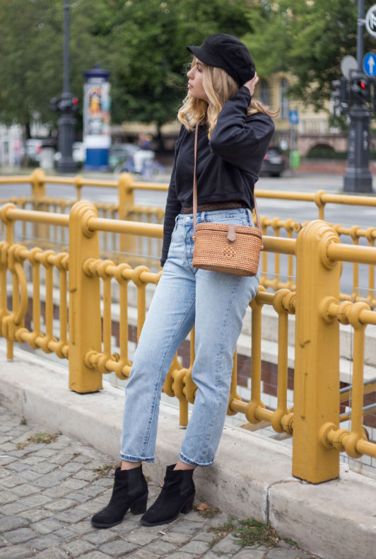L'influencer HeyJulie indossa mom jeans e stivali Chelsea abbinati a un maglione corto