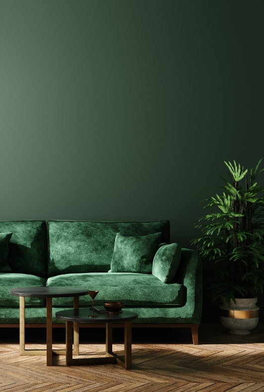 Salotto buio con divano verde scuro e kenzia
