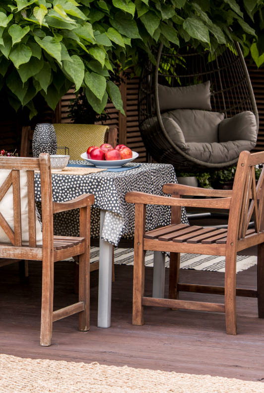 Tavolo con sedie da giardino