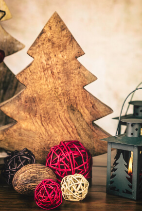 Addobbi di Natale naturali in legno e in rattan