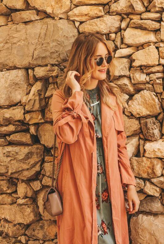 L'influencer TheBlondeLion con trench fluido color salmone