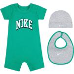 Set bavaglini verdi lavabili in lavatrice per neonato Nike di Dressinn.com 
